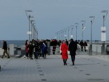 Niedziela na plaży w Kołobrzegu - tłumy spacerowiczów. W centrum pustawo