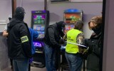 Nielegalny salon gier zlikwidowany w Malborku. Kryminalni i funkcjonariusze KAS przejęli pięć automatów