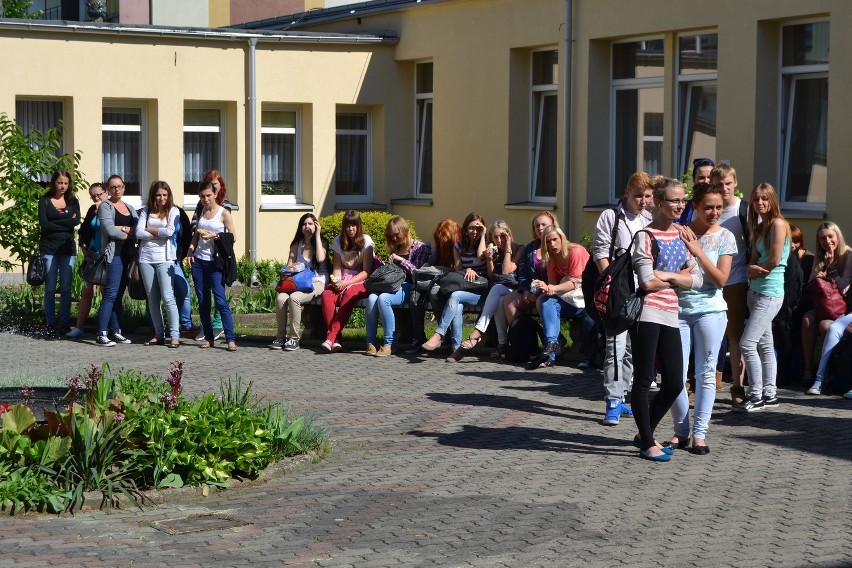 Grupa młodych ludzi idzie na szczudłach z Sochaczewa do Gdyni. Zbierają datki na chorego chłopca