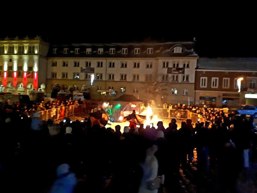Występ Teatru Ognia Nam-Tara na rynku w Jaśle