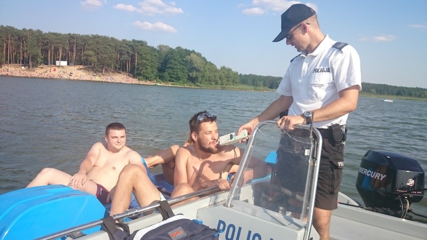 Policyjne patrole wodne. Pijany sternik łodzi motorowej