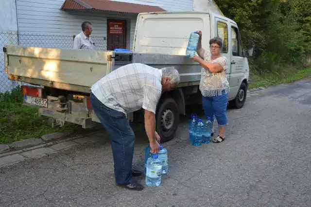 Genowefa Osińska z Tropia (z prawej) nie pije wody z wodociągu. - Najpierw trzeba zbadać cały wodociąg, łącznie z wodą z kranu - mówi