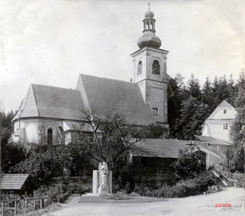 1938 r. Pomnik "Poległych żołnierzy" na pierwszym planie a w...