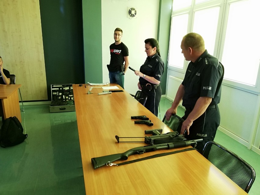 Mundurowi z "mechanika" w Komendzie Powiatowej Policji w Radomsku