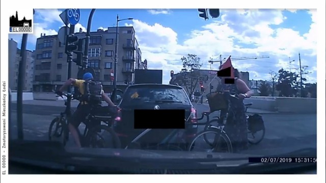 Agresywni cykliści zaatakowali skodę, która zatrzymała się na chwilę na czerwonym świetle. Film ze zdarzenia opublikowała grupa kierowców EL 00000.

Film nagrany został we wtorek, 2 lipca, o godz. 15.30 na skrzyżowaniu ul. Wólczańskiej i al. Mickiewicza w Łodzi. Ciemna skoda zablokowała przejazd rowerowy. Zjazd ze skrzyżowania zablokowała jej ciężarówka. W tym czasie rowerzyści mieli zielone. Widząc skodę na swojej trasie wpadli w furię.

Kierujący rowerem towarowym zaczął stukać w samochód. Potem dołączyli kolejni: krewka rowerzystka odstawiła rower i zaczęła wygrażać i trzaskać drzwiami, to samo zrobił następny cyklista. Gdy skoda zjeżdżała ze skrzyżowania dopadł ją właściciel roweru towarowego. Zaczął kopać w drzwi i uderzać pięścią w szyby.

CZYTAJ DALEJ NA NASTĘPNYM SLAJDZIE