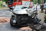 Wypadek na Kamiennej Drodze w Głogowie. Osobowy citroen uderzył w wojskowy pojazd