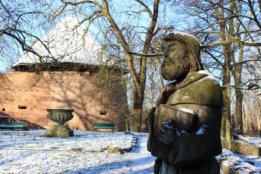 Piękny międzyrzecki park zamkowy pod zimową kołderką [ZDJĘCIA]