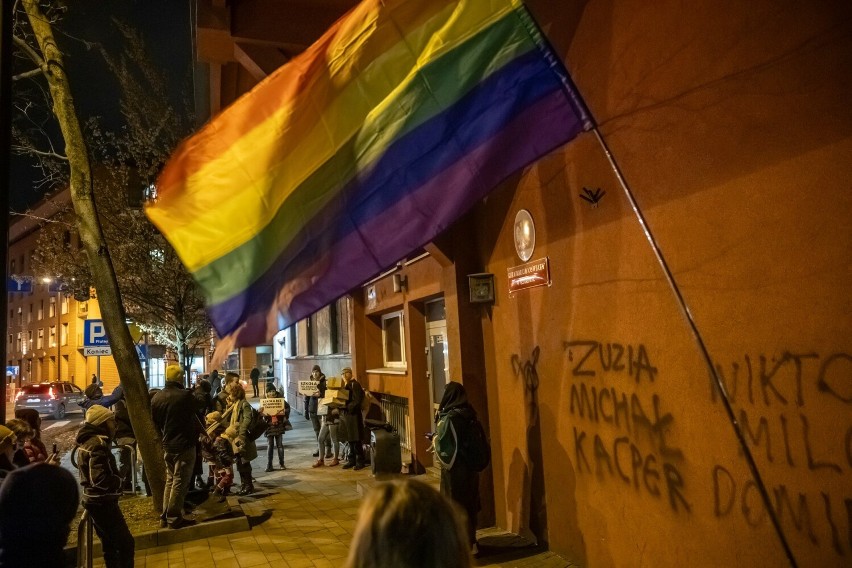 Kraków. "Uczcili" odwołanie małopolskiej kurator. Na transparentach m.in. "Szkoła bez homofobii i transfobii"