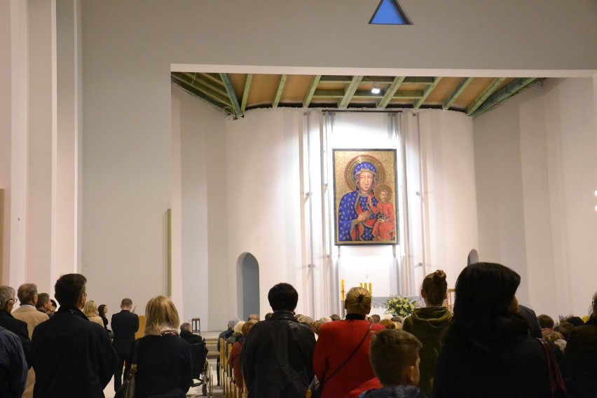 Rybnik: Symboliczna msza święta z arcybiskupem w nowym kościele na Nowinach - ZDJĘCIA