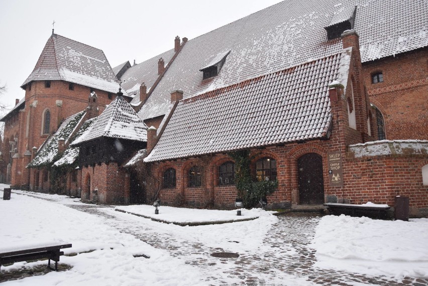 Zamek w Malborku zimową porą [ZDJĘCIA]. Dziedzińce, fosy i Międzymurze