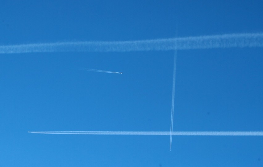 Niebo nad Szczecinem wyglądało spektakularnie. Latało więcej samolotów? [ZDJĘCIA]