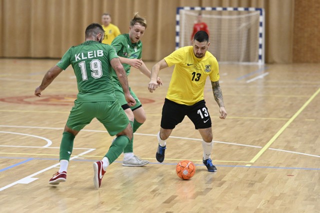 Piłkarze Futsal Świecie (żółte koszulki) pokonali UKS Mrówka Orlik Mosina 5:2