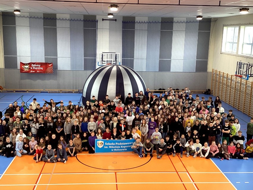 Szkoła Podstawowa nr 1 z Bolszewa świętuje Rok Kopernika. Kino sferyczne, wycieczka do Torunia i wiele innych atrakcji | ZDJĘCIA