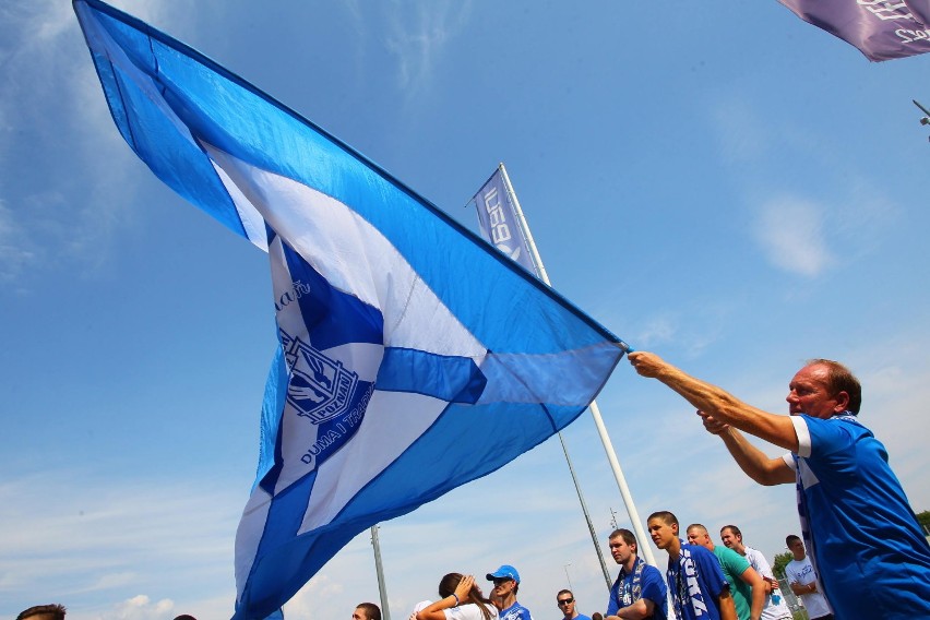 Kibice Lecha Poznań oglądają mecz z Piastem pod stadionem