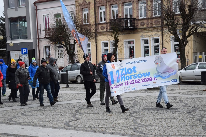 Zlot Morsów w Augustowie. Dwustu śmiałków kąpało się w Nettcie [Zdjęcia]