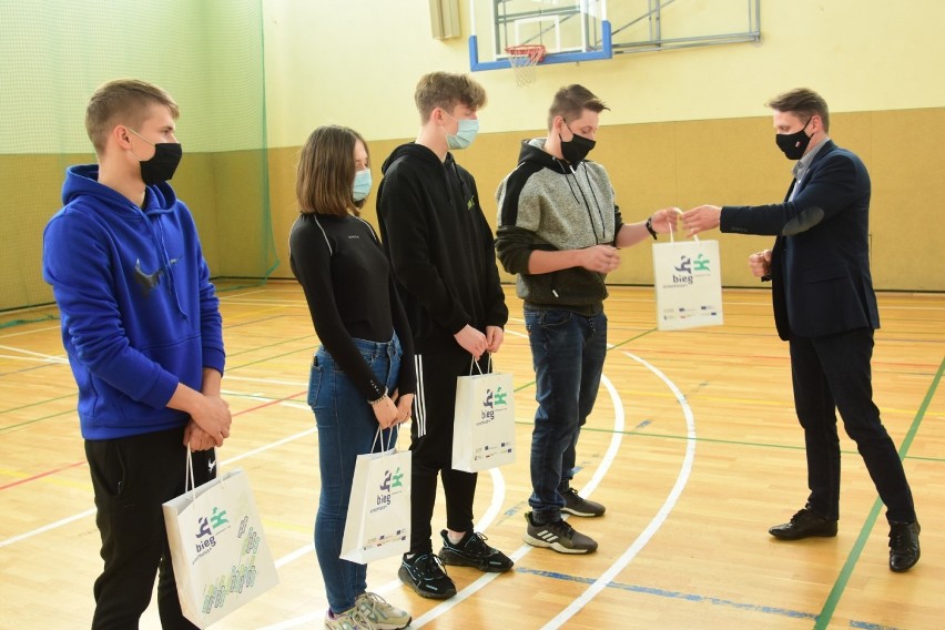 WSCHOWA. Sukces uczniów ze „Staszica” – zajęli drugie miejsce w kategorii najciekawszą relację z IV Biegu Erasmusa