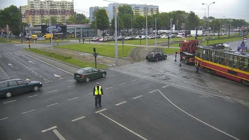 Wykolejenie tramwaju na skrzyżowaniu Włókniarzy i Limanowskiego w Łodzi [FOTO]