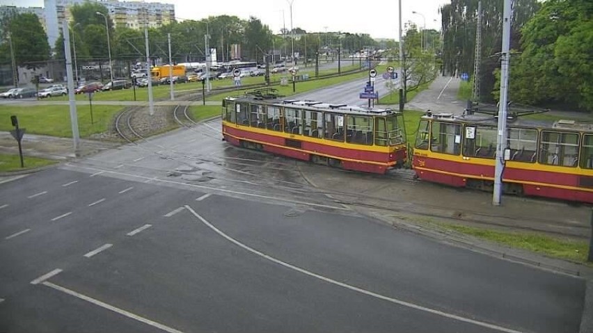 Wykolejenie tramwaju na skrzyżowaniu Włókniarzy i Limanowskiego w Łodzi [FOTO]