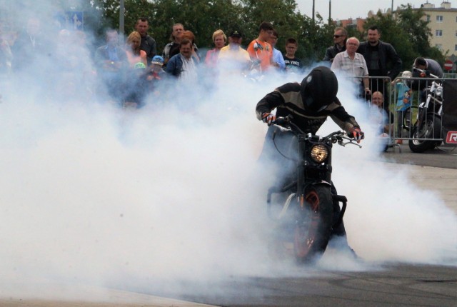 W Inowrocławiu trwa XIII Zlot Motocyklowy Na Soli. Jego uczestnicy wzięli udział w paradzie po ulicach miasta, która zakończyła się pod Galerią Solną. Tam byłam okazja obejrzeć wspaniałe maszyny oraz pokaz stuntu na motocyklu Harley Davidson.