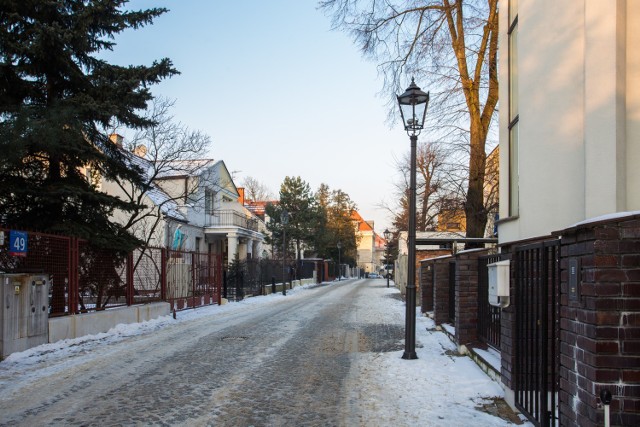 zabytkowe latarnie gazowe przy ul. Płatniczej na Bielanach