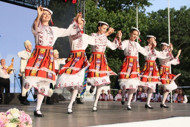 Reprezentacyjny Zespół Tańca Ludowego ZARYA został założony w 1963 roku przez Tsolo Tsolova, który został jego pierwszym dyrektorem artystycznym i choreografem, a następnie wielu najlepszych muzycznych i artystycznych profesjonalistów znanych w Bułgarii.