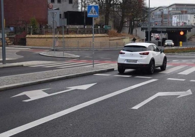 Na wjeździe na rondo od ulicy Szczecińskiej są dwa pasy ruchu