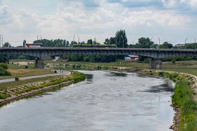 Mężczyzna spadł z Mostu Królowej Jadwigi.