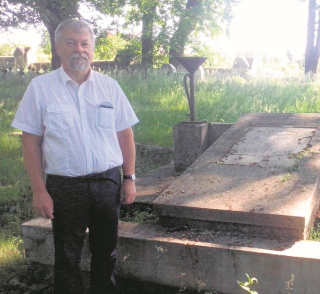 Adam Kwaśniak przy obelisku na brzeskim cmentarzu, z którego IPN usunął  tablicę. Inny kontrowersyjny pomnik stoi w Bochni