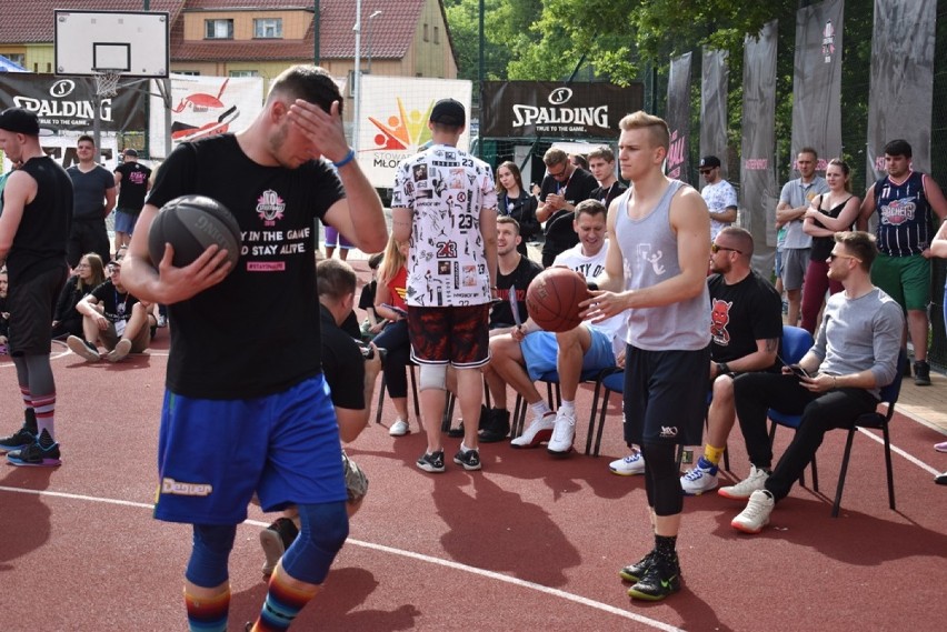 Turniej wsadów podczas KO Streetball 2019 w Krośnie...