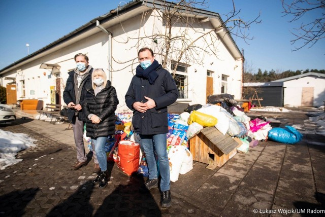 W poniedziałek dary zostały przewiezione do Schroniska dla Bezdomnych Zwierząt w Radomiu. Na zdjęciu (od prawej) prezydent Radosław Witkowski, prezes Radomskiego Towarzystwa Opieki nad Zwierzętami.
Maryla Rybińska i dyrektor schroniska Grzegorz Chochuł.