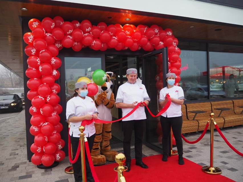 Kraków. Zupełnie nowa sieć fast food otwiera się w mieście. MAX Premium Burgers debiutuje pod Wawelem