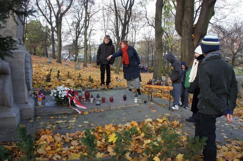 Trwa akcja sprzątania cmentarzy po Wszystkich Świętych [ZDJĘCIA]