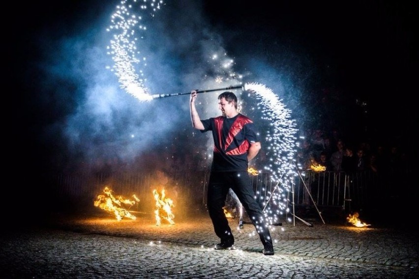 Ogień na Rynku Kościuszki. Jesienny pokaz tańca z ogniem - fireshow [zdjęcia] 