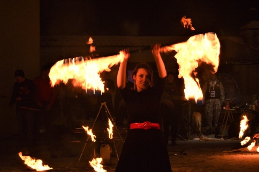 Ogień na Rynku Kościuszki. Jesienny pokaz tańca z ogniem - fireshow [zdjęcia] 