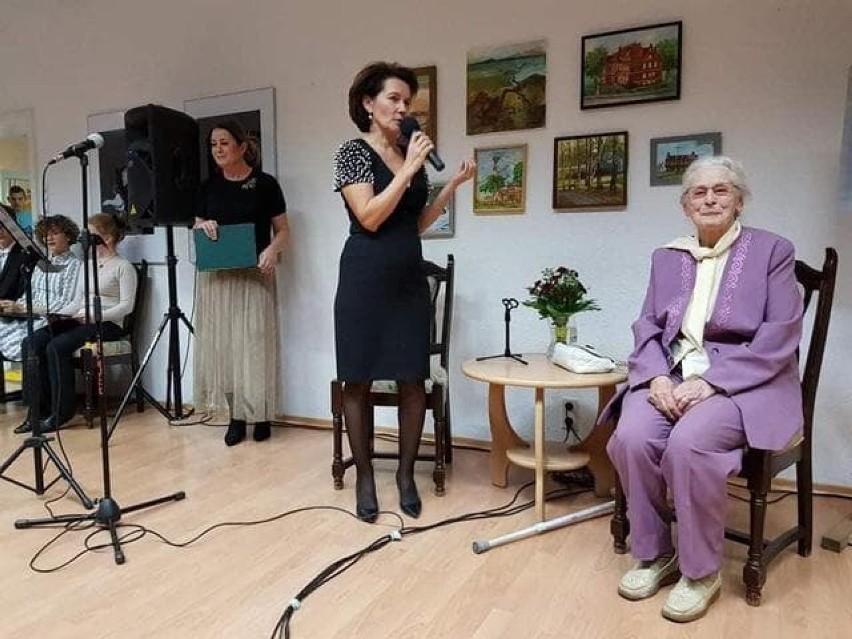 MDK w Chodzieży: Spotkanie z Teresą Januchowską - czyli wiersze, obrazy i rękodzieło (FOTO)