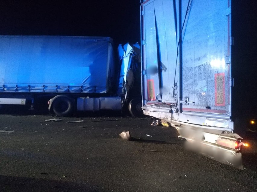 Karambol na autostradzie A4 pod Tarnowem z udziałem  samochodów ciężarowych i osobówki. Na miejscu: straż pożarna, policja i pogotowie