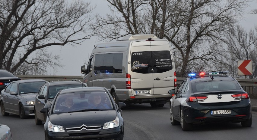 Oświęcim. Przejazd delegacji zagranicznych na uroczystości do Brzezinki. Korki na drogach dojazdowych z Katowic i Chrzanowa