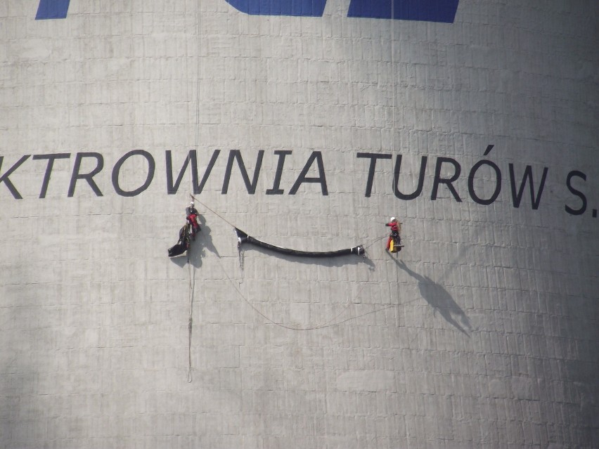 Bogatynia: Greenpeace protestuje na chłodni kominowej elektrowni Turów 2013