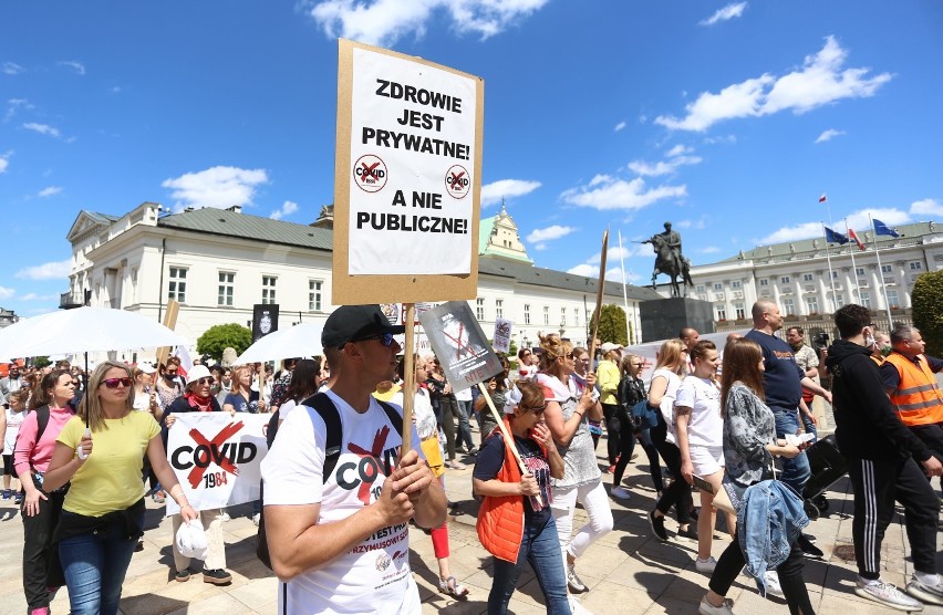 Protest antyszczepionkowców w Warszawie. Tysiące ludzi na ulicach. "Nie ma pandemii, to spisek"