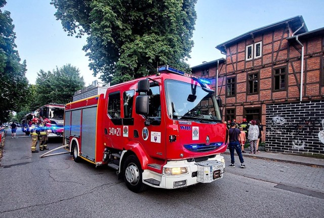 W wyniku pożaru ewakuować się musiały wszystkie osoby zajmujące mieszkania w obiekcie na ulicy Mickiewicza w Toruniu