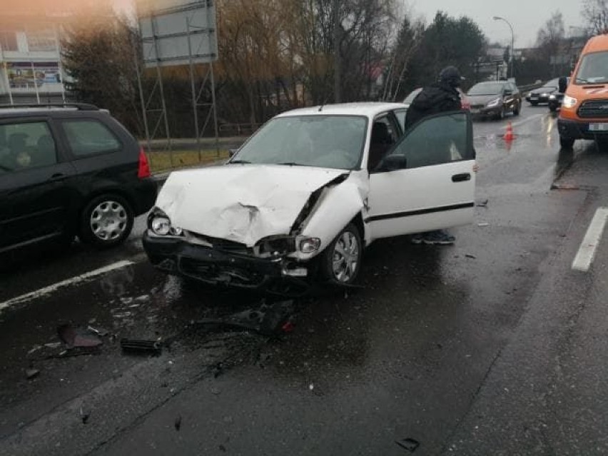 Karambol w Sandomierzu. Zderzenie trzech samochodów i busa. Są utrudnienia