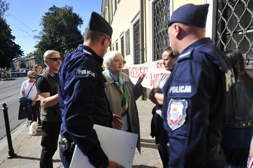 Kraków. Protestowali przed kurią przeciwko arcybiskupowi