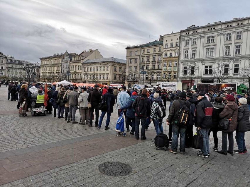 Kraków. Wielka wigilia dla bezdomnych i potrzebujących na Rynku Głównym. Po raz pierwszy bez przedstawiciela Kurii