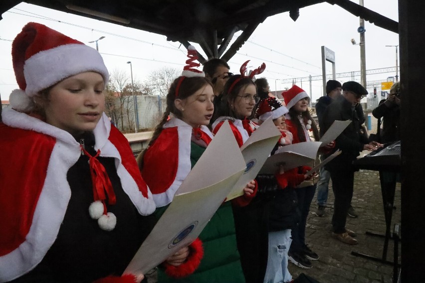 Pociągi osobowe będą jeździć z Legnicy do Chocianowa. Dzisiaj jechała nim Marszałek Sejmu Elżbieta Witek, zobaczcie zdjęcia