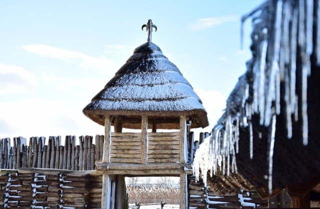 Zimowy spacer po biskupińskim rezerwacie archeologicznym