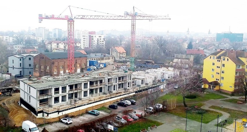 Budowa apartamentów przy ulicy Lisiej trwa. Krajobraz w tej...