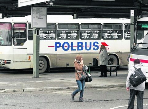 Autobus się nie zatrzymuje. Pasażerowie walczą o przystanek