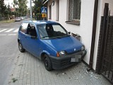 Grochów. Po pijaku wjechał cinquecento w dom 