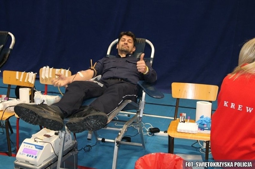 Podczas oddawania krwi przez włoszczowskich policjantów