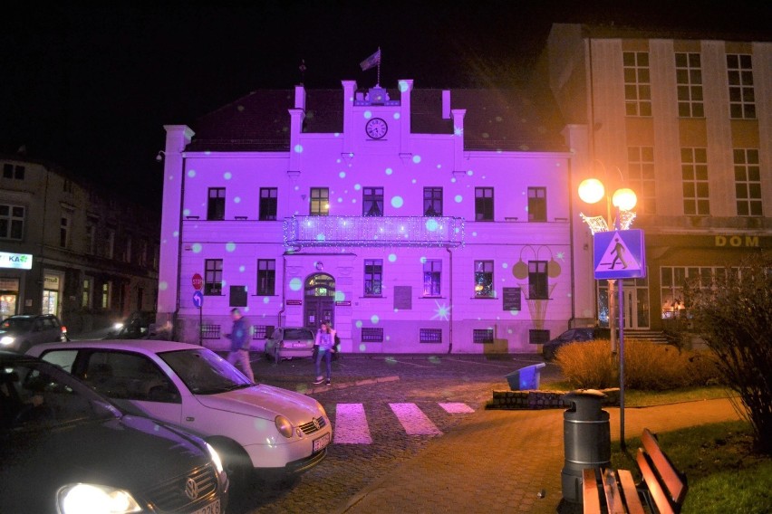 Ratusz w Koronowie pięknie przystrojony, rynek także